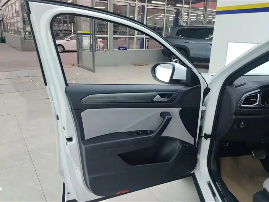 Volkswagen T-ROC 2024 300TSI DSG 2WD Morning Light Edition фото 7