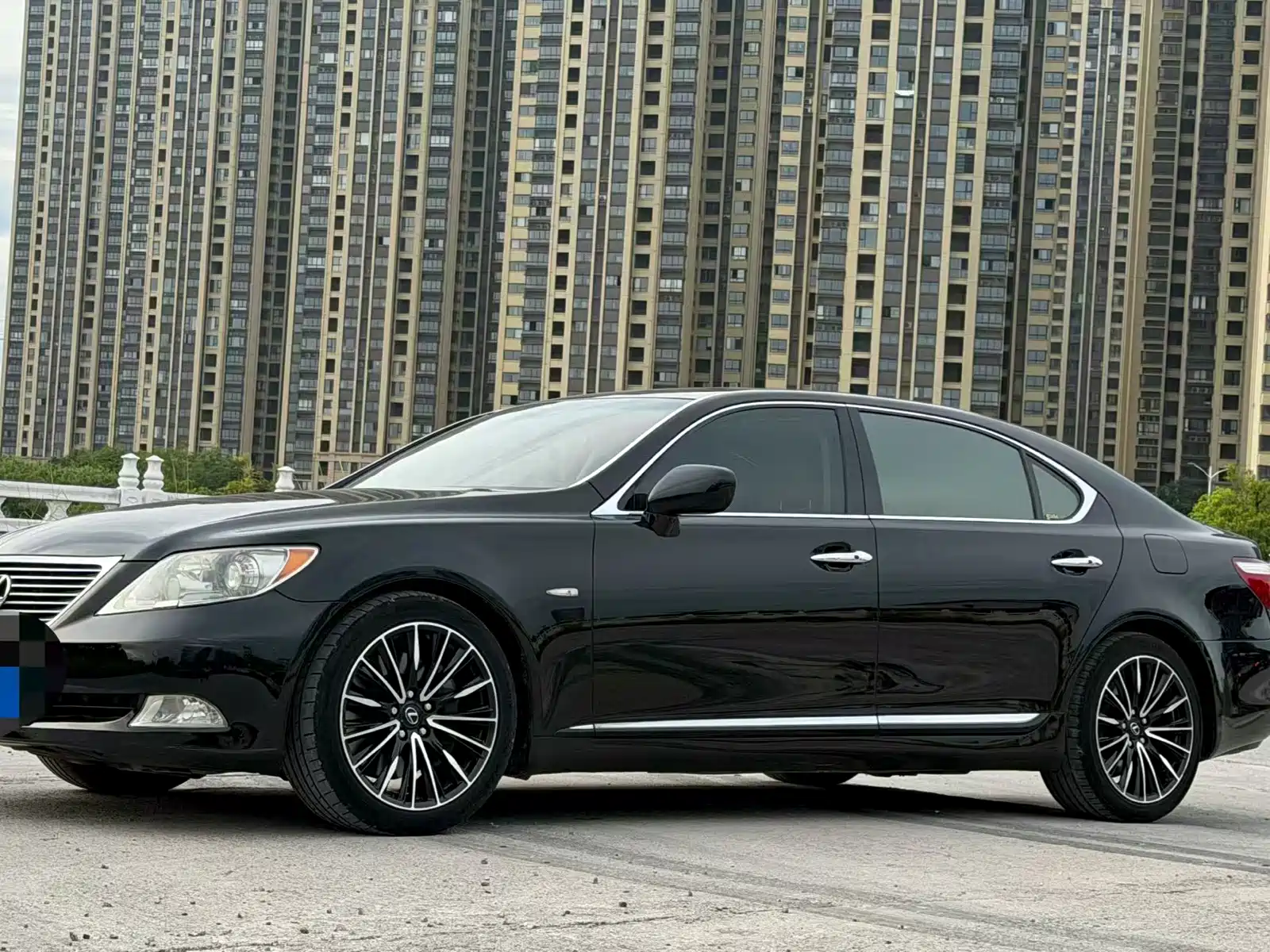 Фото 1 - Lexus LS