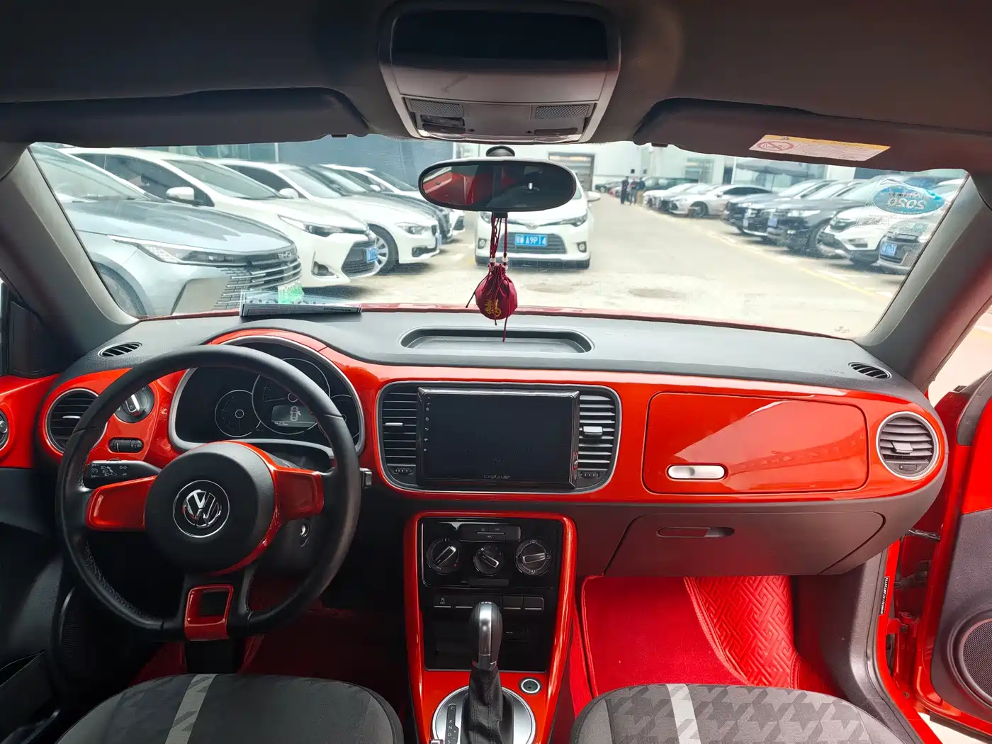 Volkswagen Beetle 2017 180TSI Enjoy фото 4