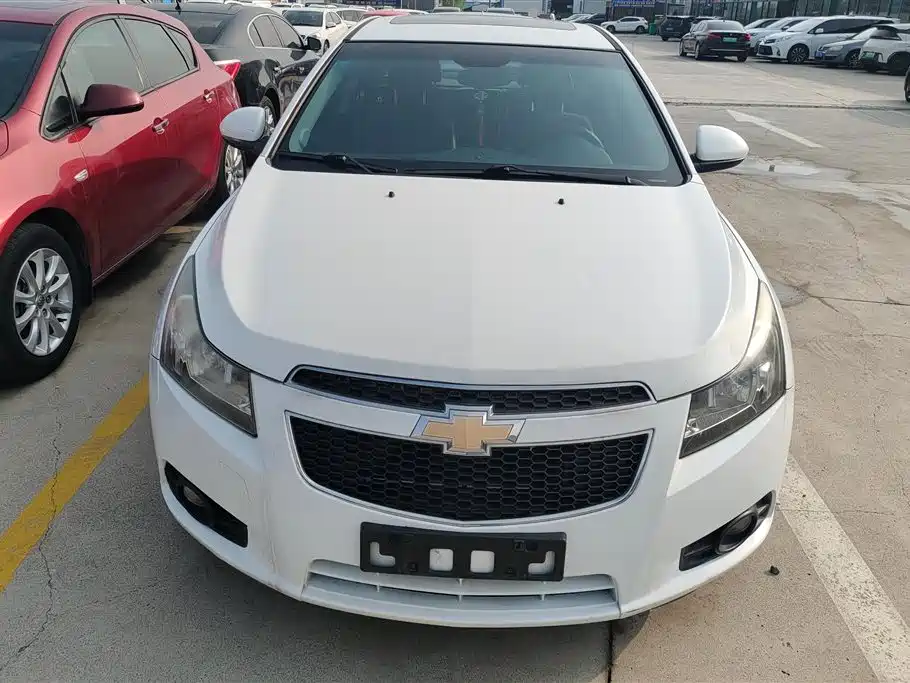 Chevrolet Cruze 2015 Hatchback 1.6L Manual Comfort фото 2