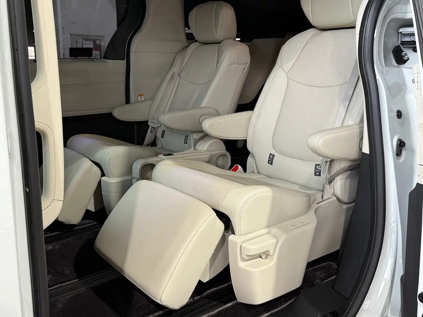 Toyota Sienna 2024 2.5L Hybrid 4WD Premium Edition фото 6
