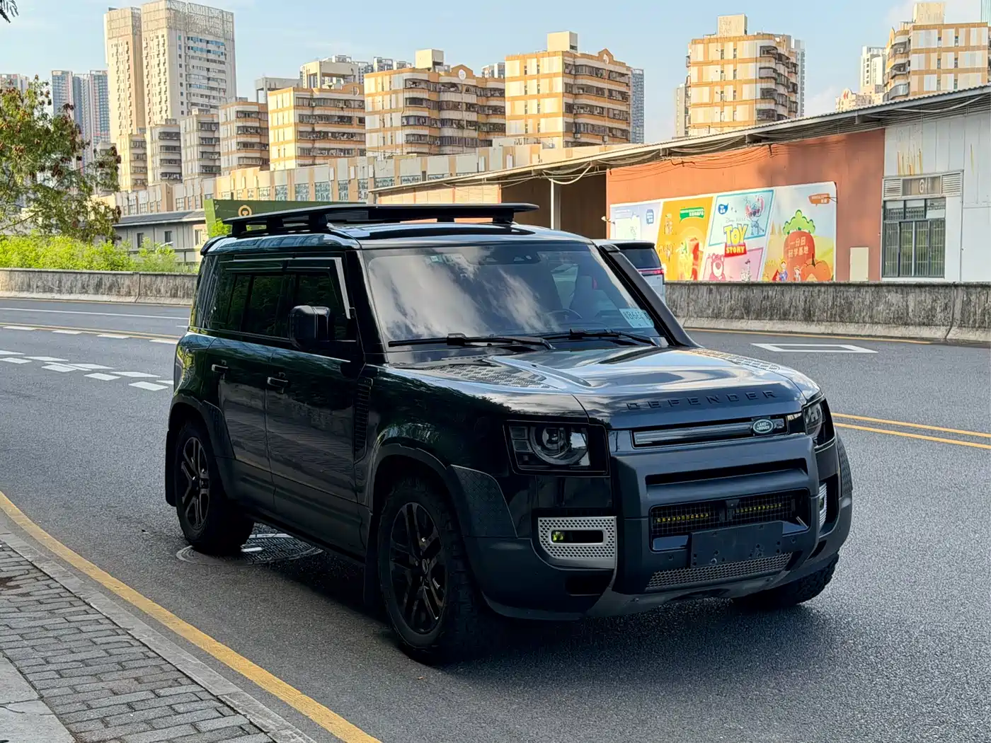 Land Rover Defender 2022 110 P400 Dark Special Edition фото 3