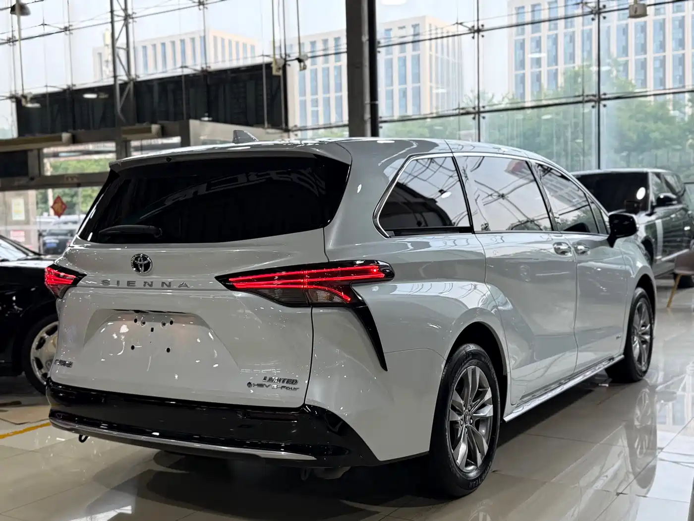 Toyota Sienna 2024 2.5L Hybrid 4WD Premium Edition фото 22