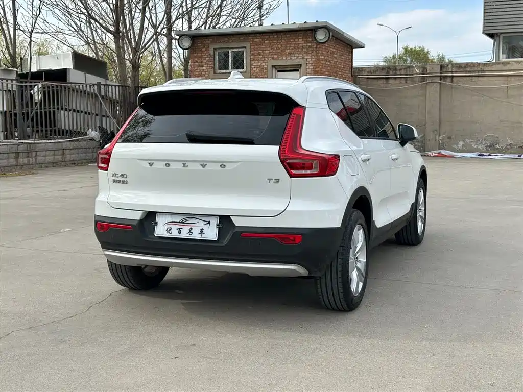VOLVO XC40
