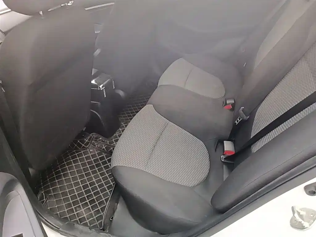 Hyundai Verna 2017 1.4L Manual Renewal Edition China VI фото 17