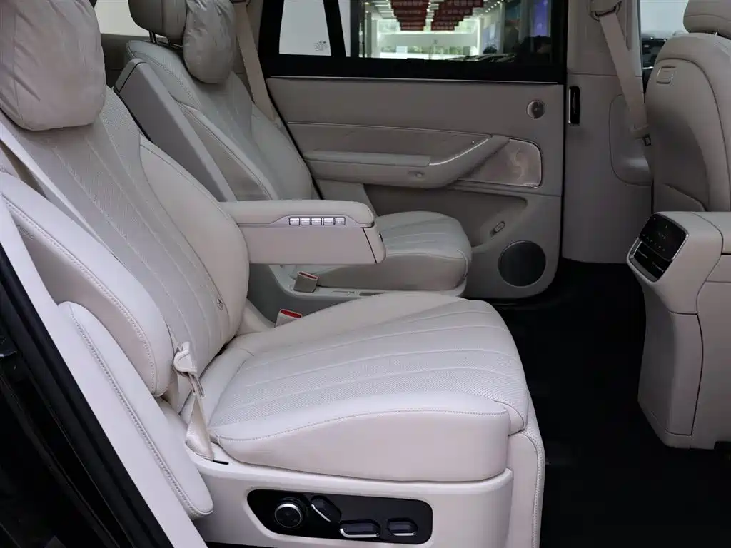 AITO Wenjie AITO M8 2025 Model Extended Range Max+ Edition 53.4kWh 6-Seater фото 22