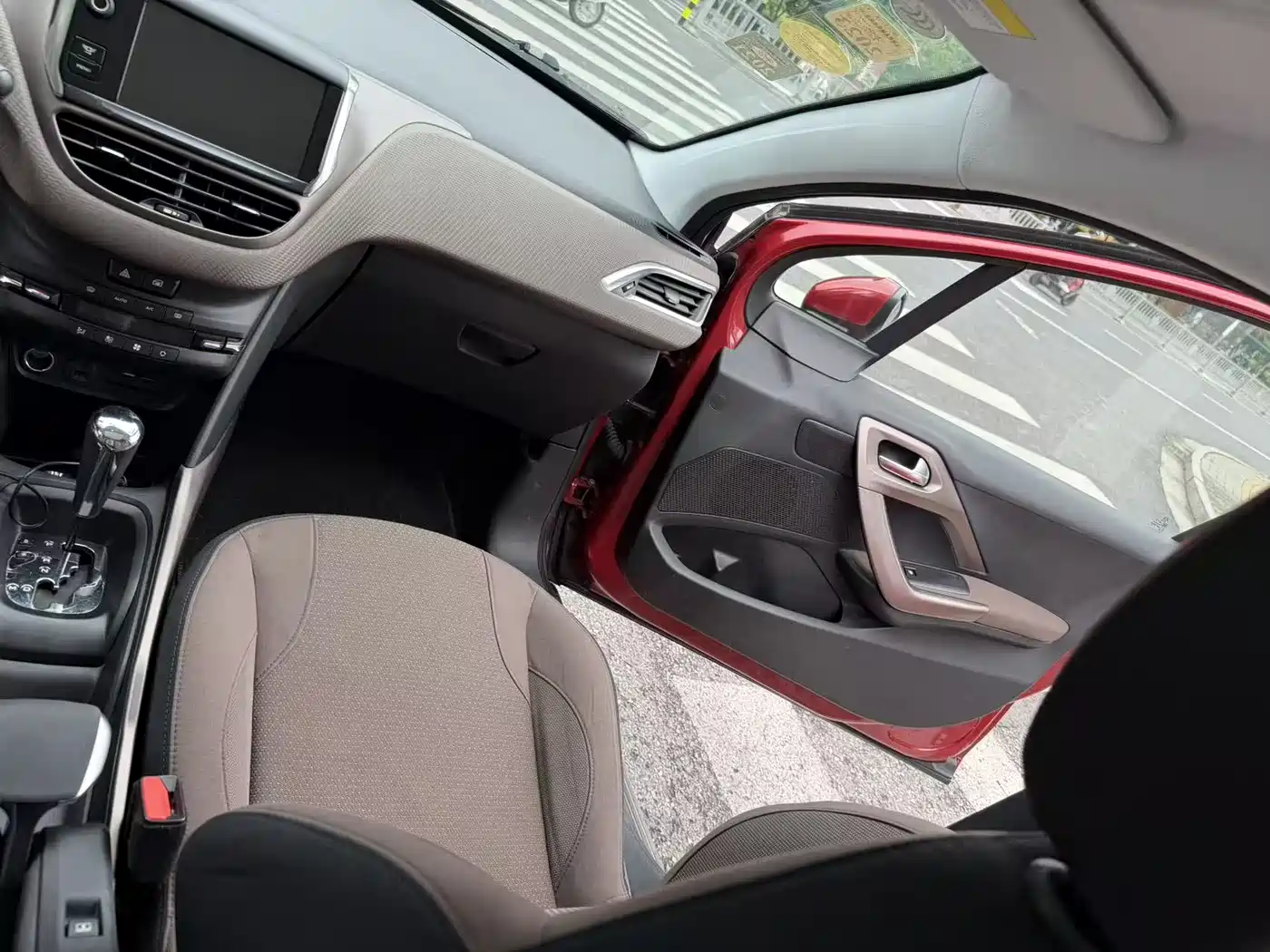 Peugeot 2008 2014 1.6L Automatic Fashion Edition фото 18