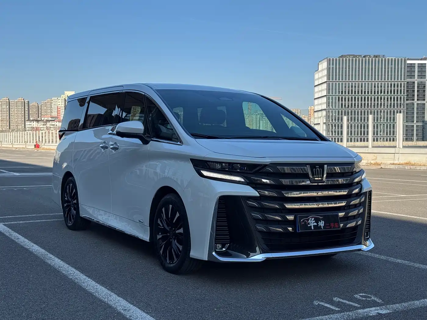 Toyota Vellfire 2024 Crown Hybrid 2.5L Executive Premium Edition фото 11