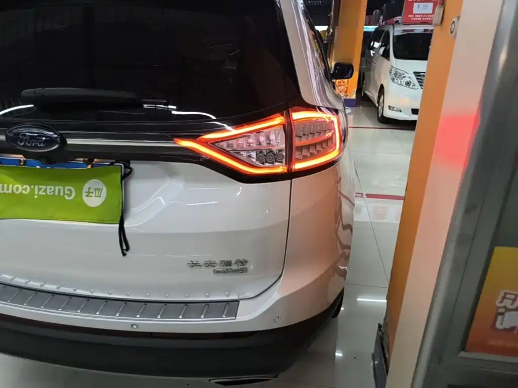 Фото 8 - Ford Edge