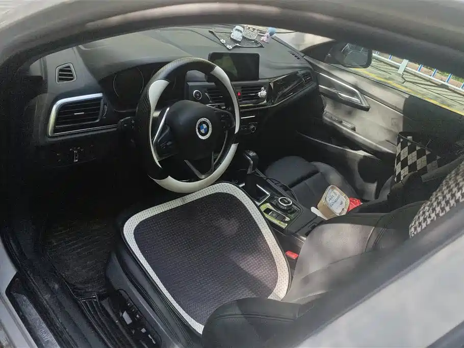 BMW 1 Series 2018 118i Sport Edition фото 12