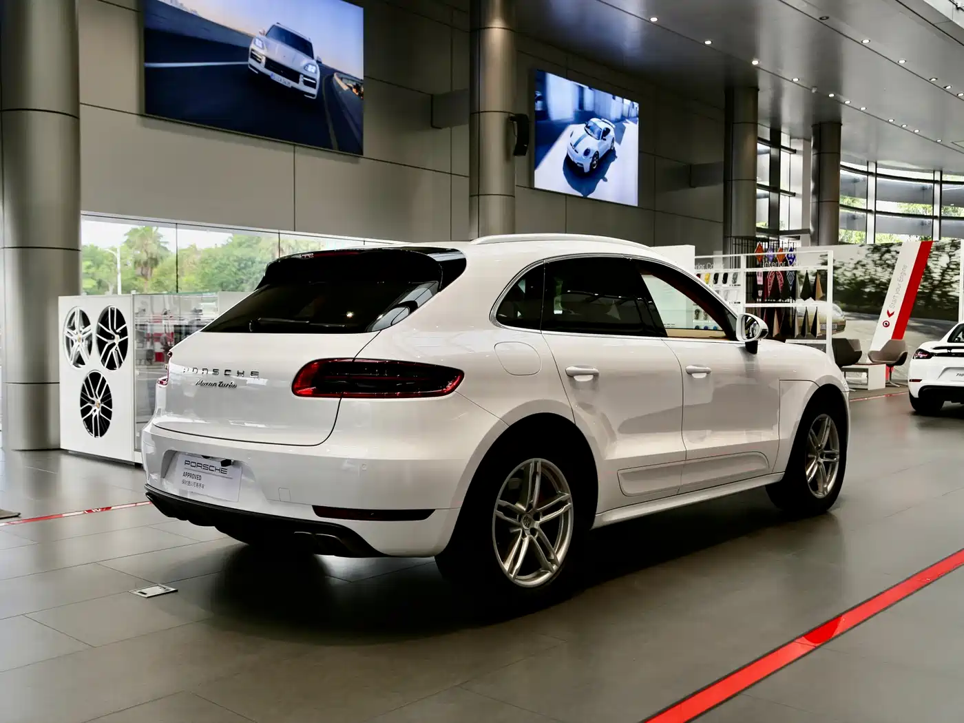 Porsche Macan 2016 Macan Turbo 3.6T фото 4