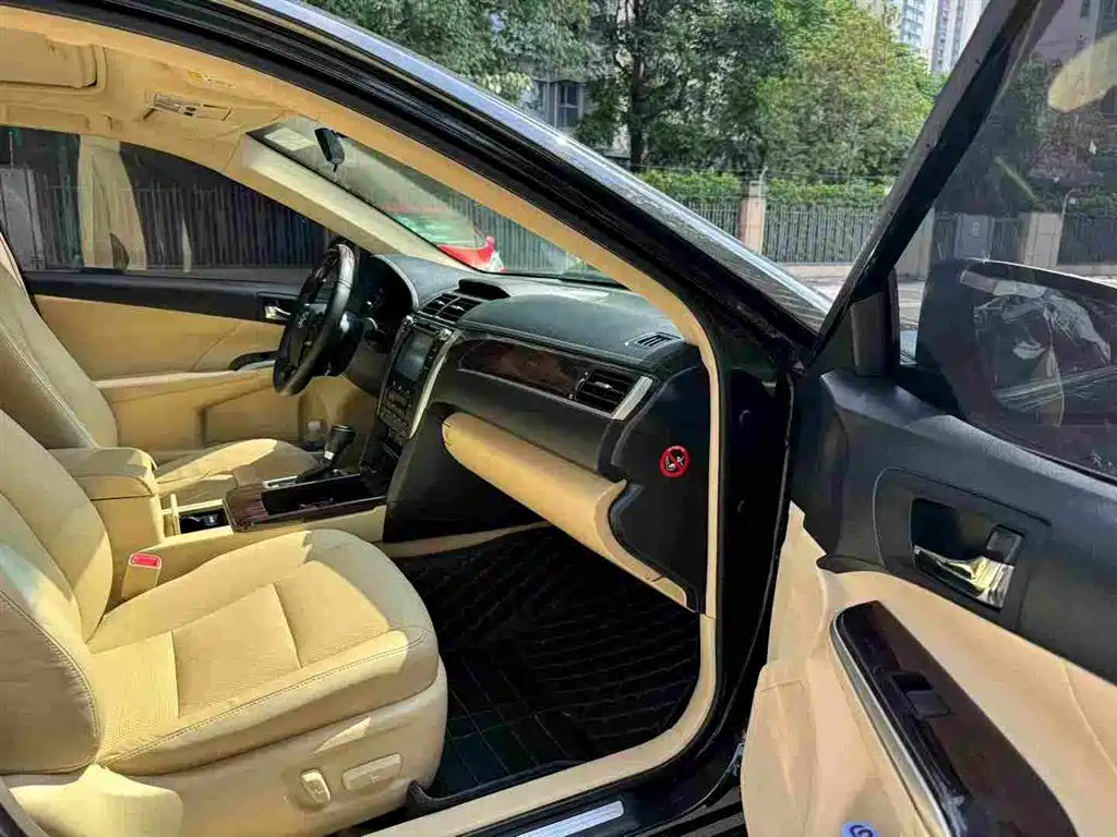 Toyota Camry 2016 Hybrid 2.5HG 10th Anniversary Luxury Navigation Edition фото 8