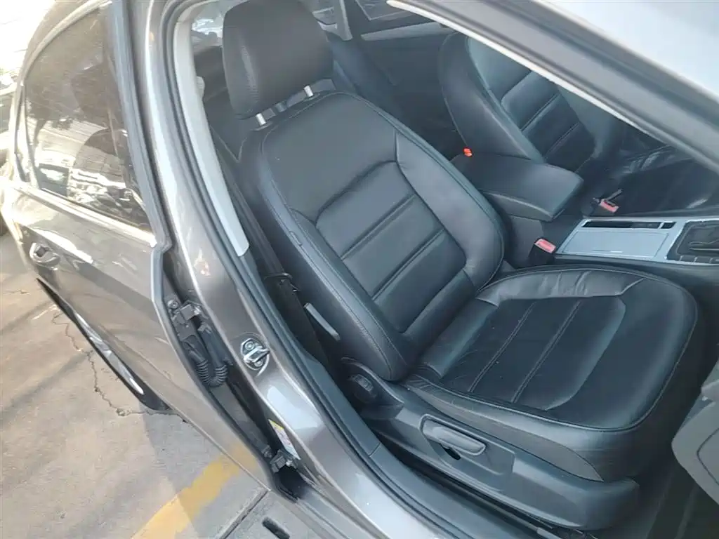 Volkswagen Passat 2014 1.8TSI DSG Luxury Edition фото 25