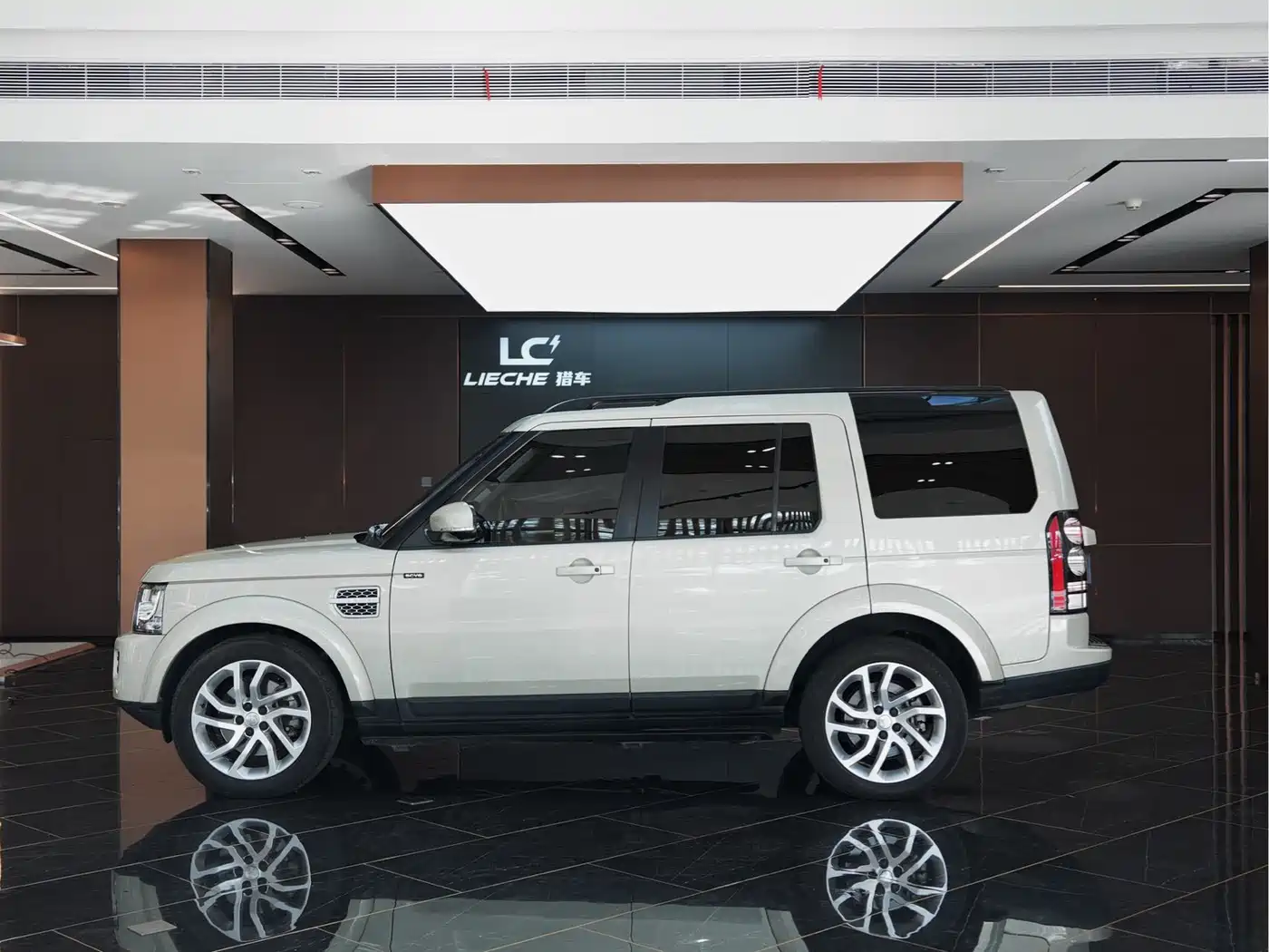 Land Rover Discovery 2014 3.0 SC V6 HSE Luxury фото 3