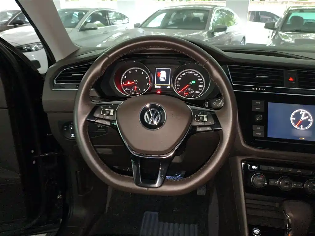 Volkswagen Tiguan L 2018 Facelift 330TSI Automatic 2WD Comfort Edition фото 4