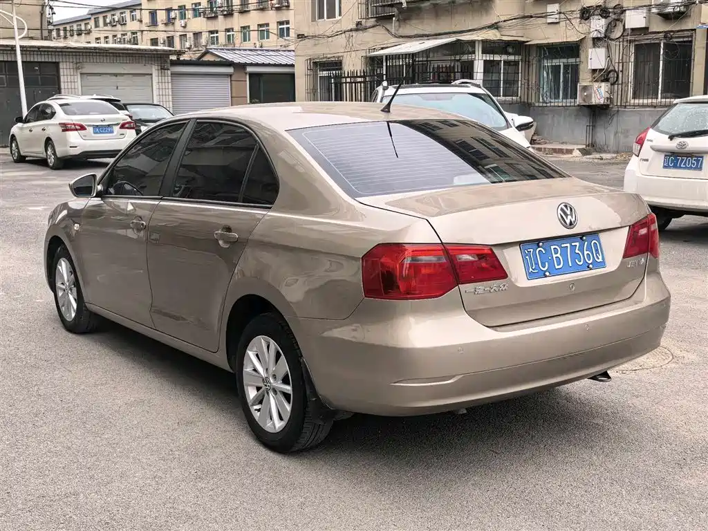 Volkswagen Jetta 2015 1.6L Automatic Luxury фото 6