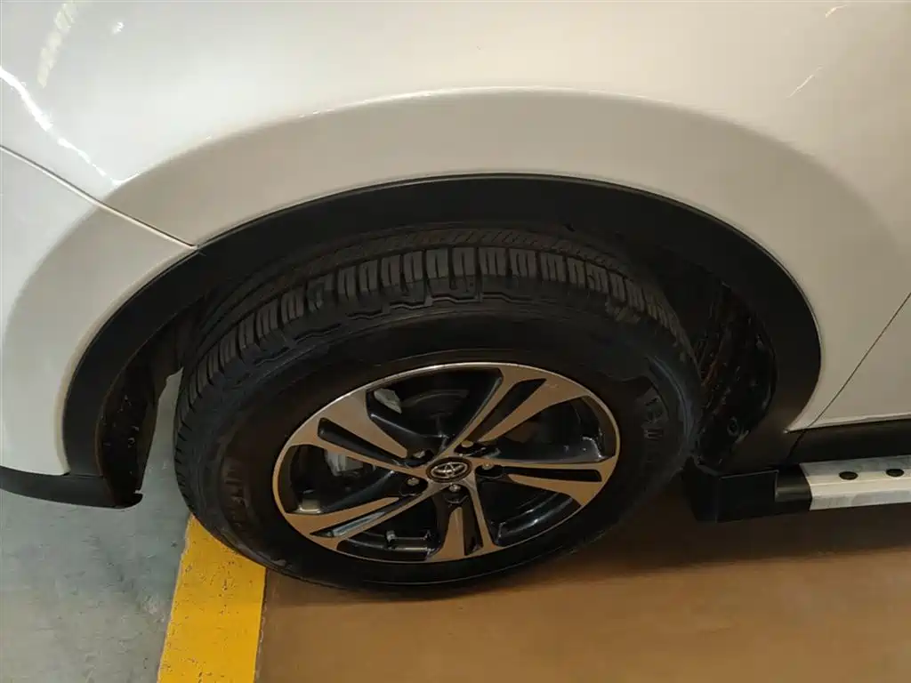 Toyota RAV4 Rongfang 2015 2.0L CVT 2WD Trend Edition фото 23