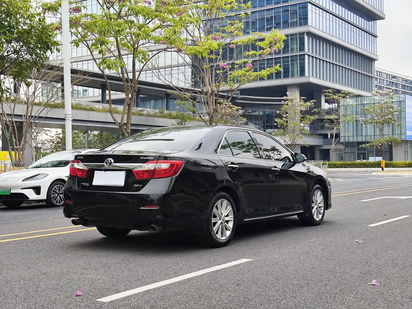 Toyota Camry 2012 2.5V Premium Navigation Edition фото 6