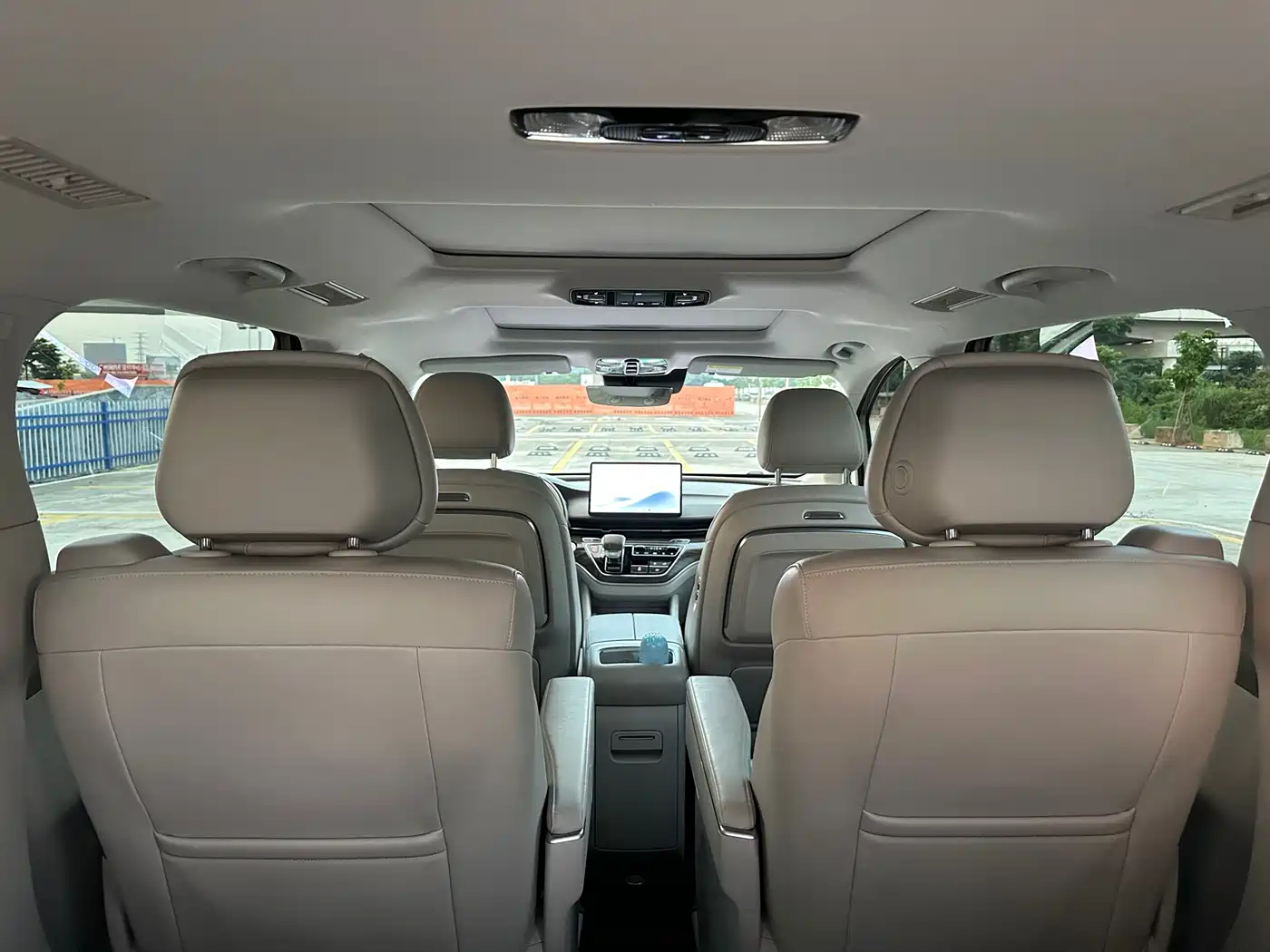 Roewe iMAX8 EV 2024 2025 1.5T DMH Land Luxury Edition
