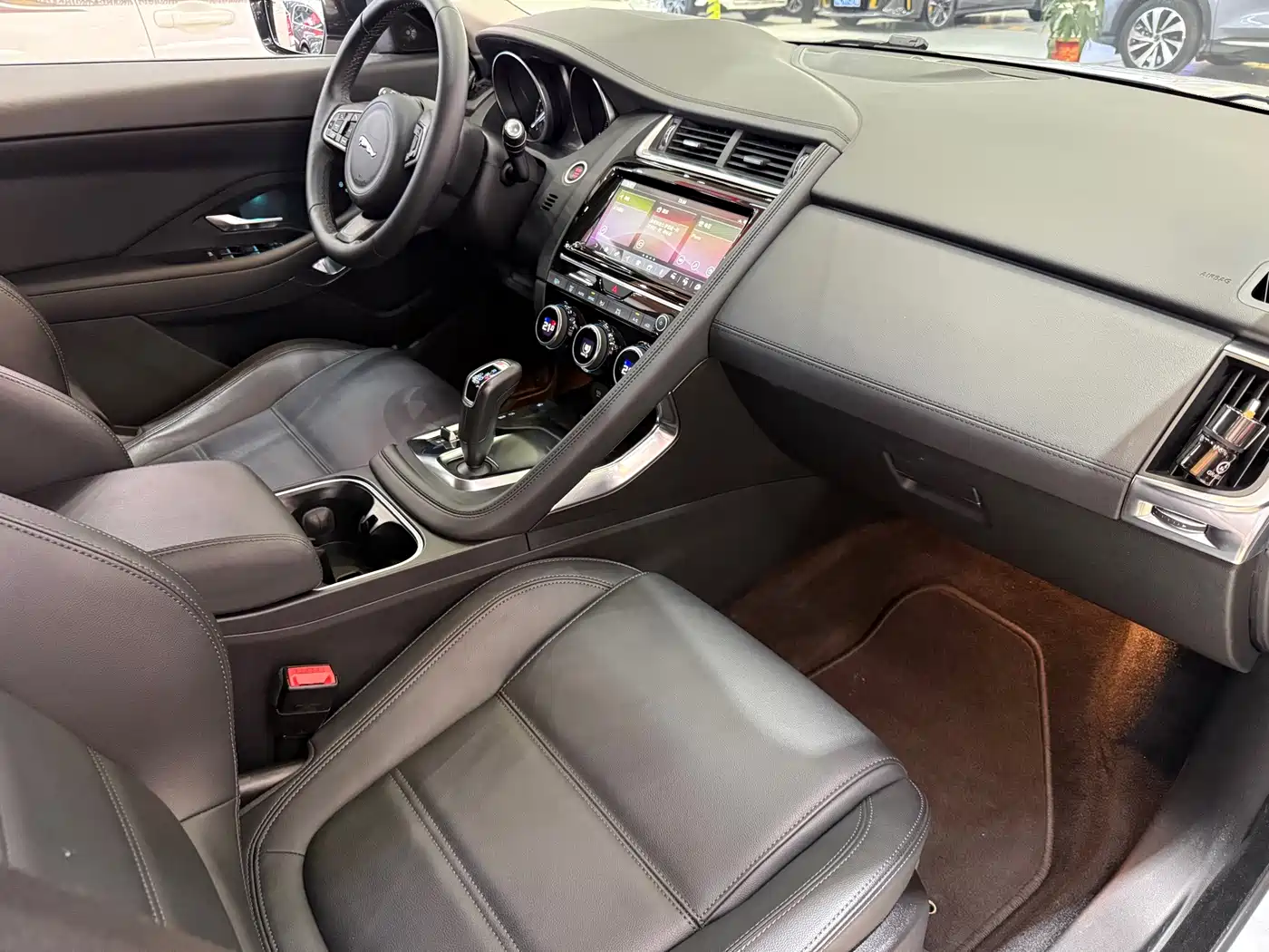 Фото 29 - Jaguar E-PACE