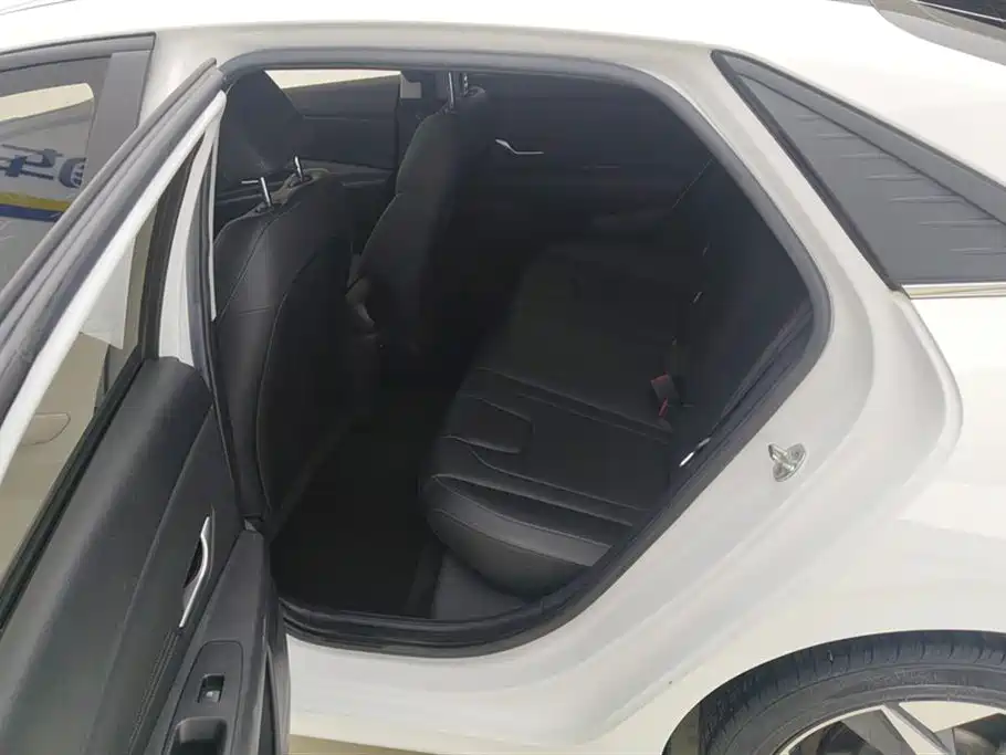 Hyundai Elantra 2021 1.5L CVT LUX Premium Edition фото 11