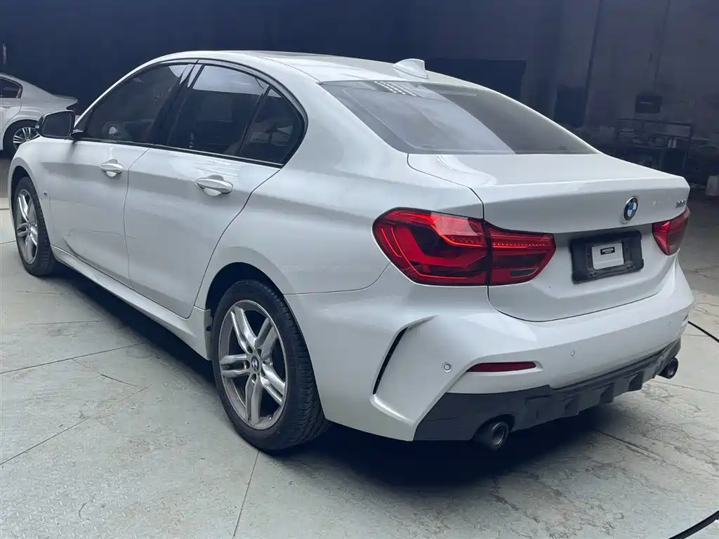 BMW 1 Series 2022 120i M Sport Shadow Edition фото 7