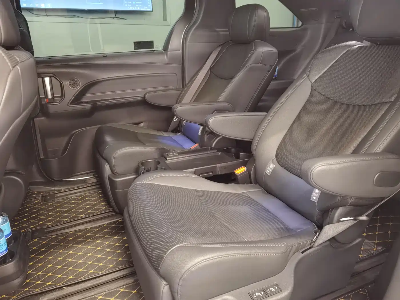 Toyota Sienna 2021 2.5L Hybrid Platinum Edition фото 9