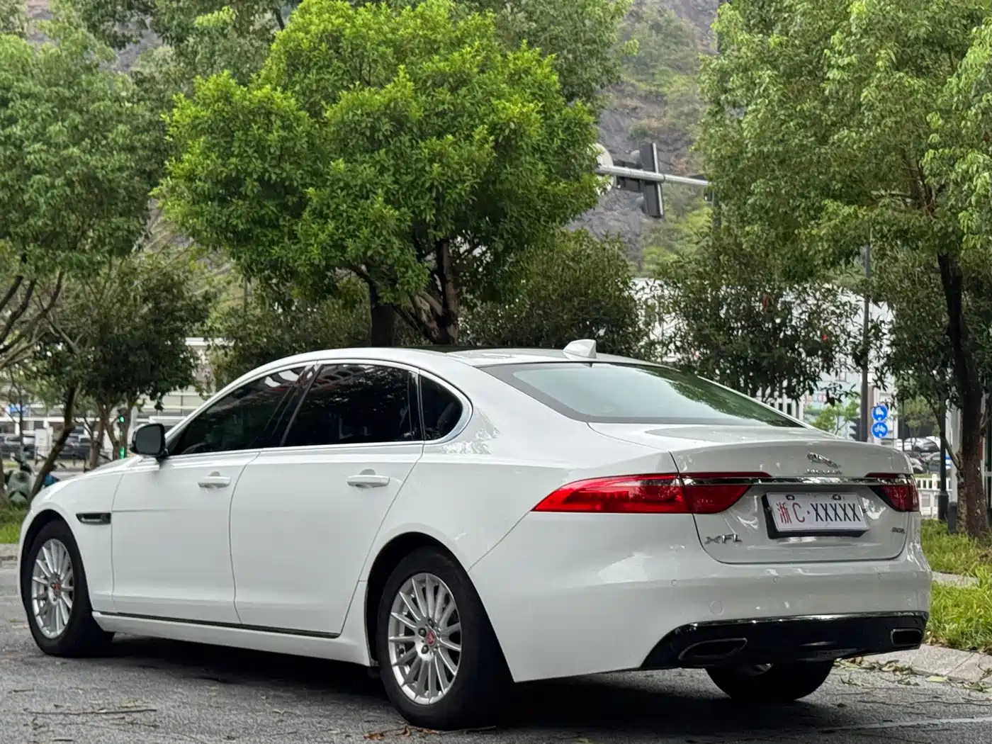 Фото 3 - Jaguar XFL