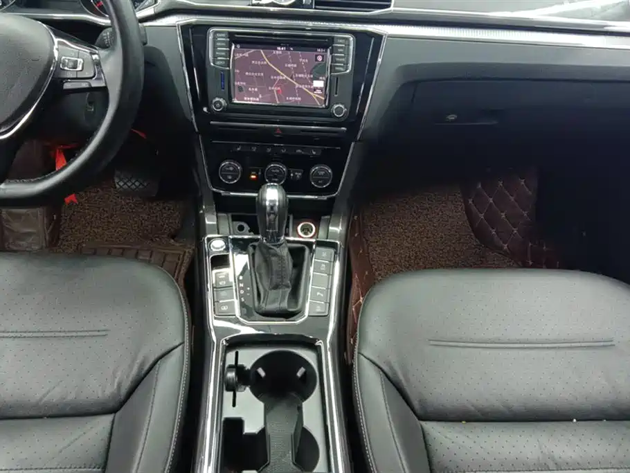 Volkswagen Passat 2017 330TSI DSG Luxury фото 16