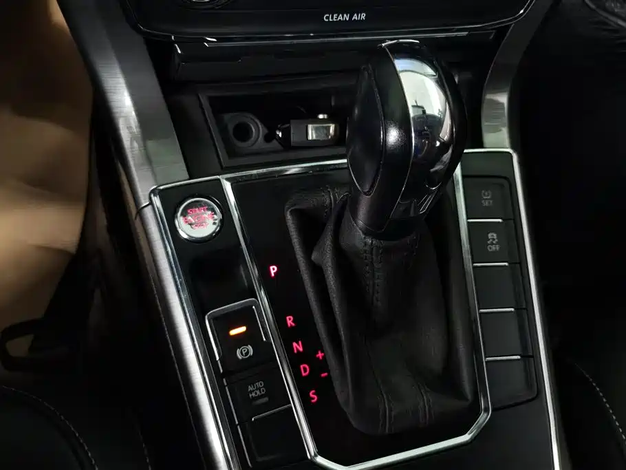Volkswagen Passat 2015 1.8TSI DSG Honor Edition фото 16