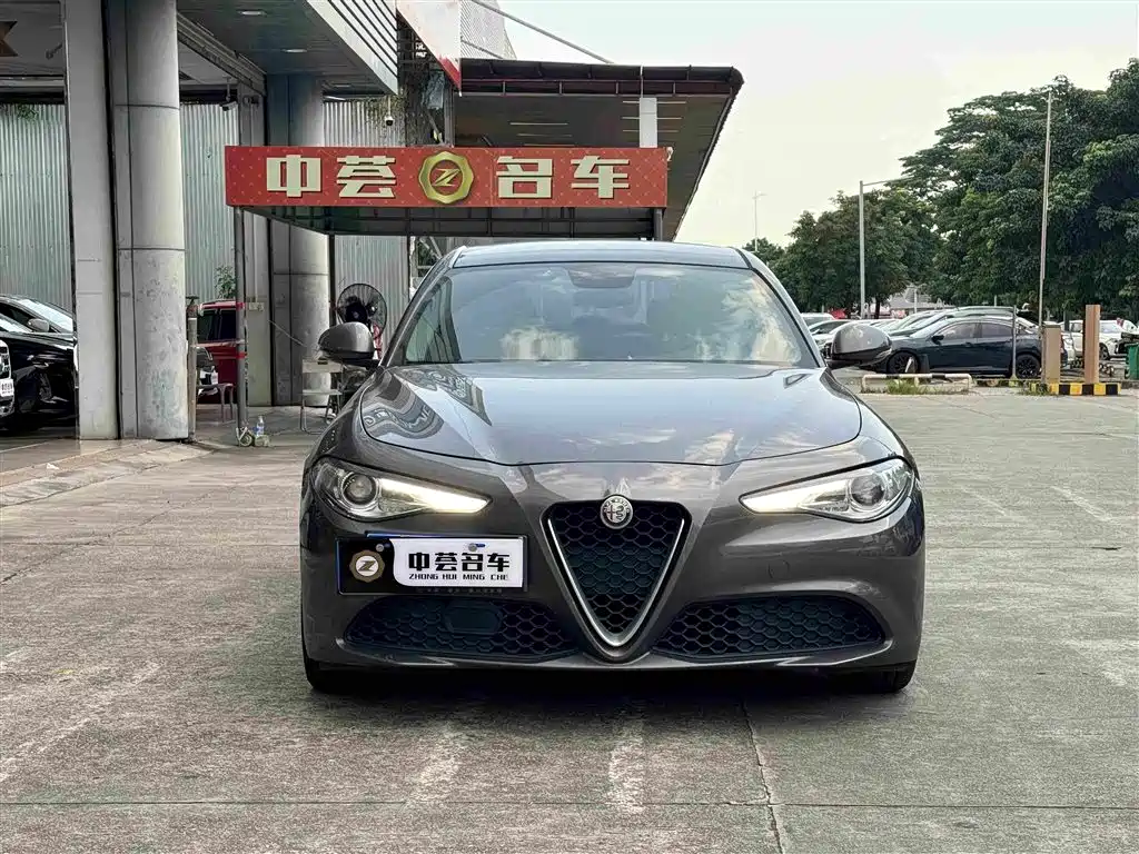 Alfa Romeo Giulia 2019 2017 2.0T 200HP Luxury Edition