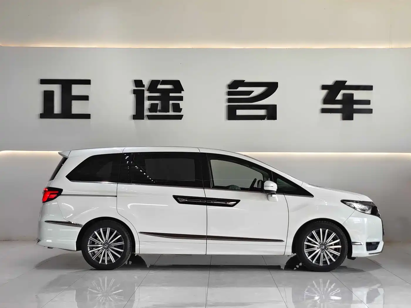Honda Elysion 2023 2022 2.0L e:HEV Luxury