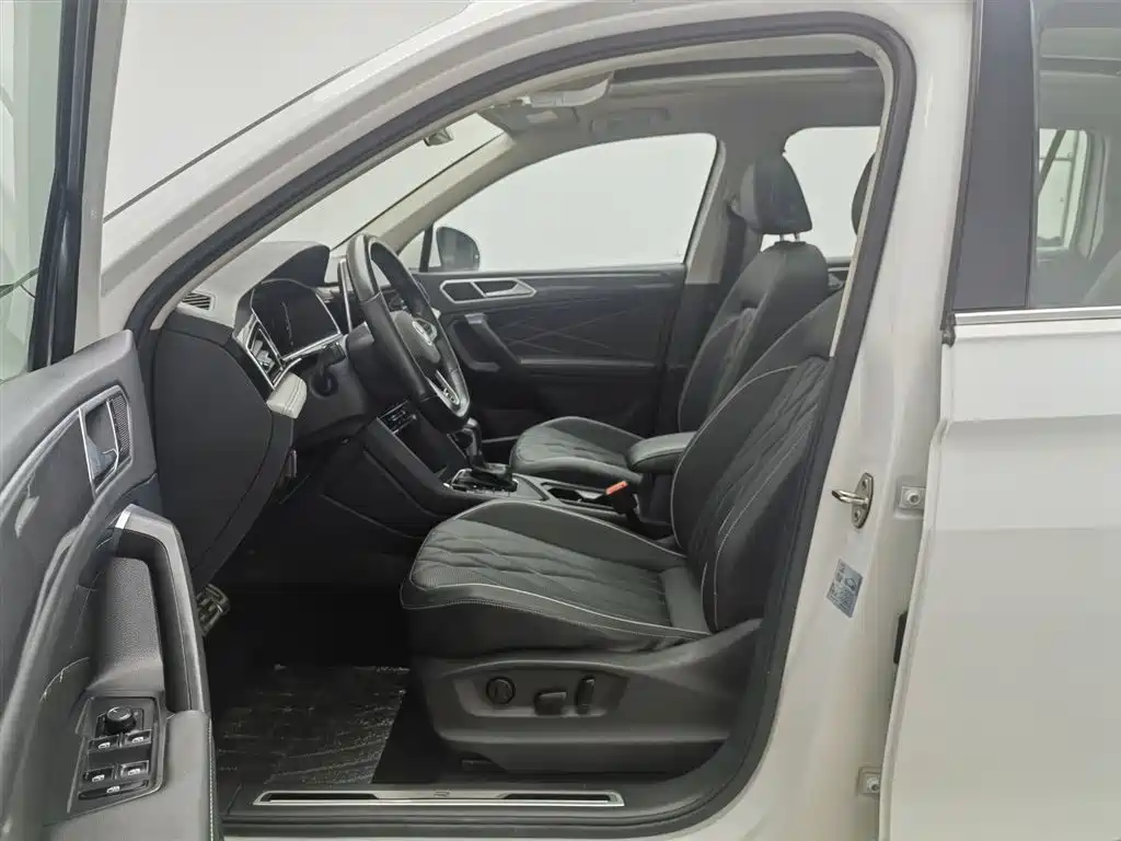 Volkswagen Tiguan L 2024 330TSI Automatic 2WD R-Line Premium Enjoyment Edition фото 10