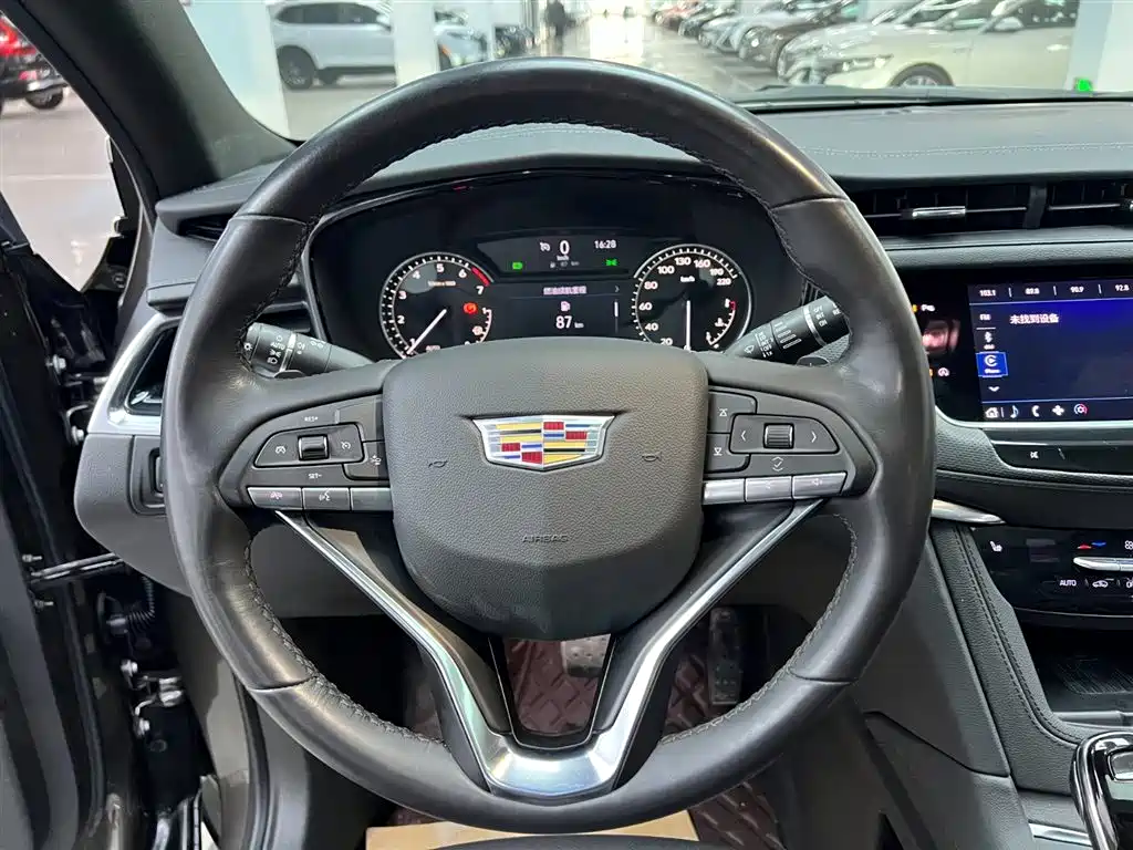 CADILLAC XT6