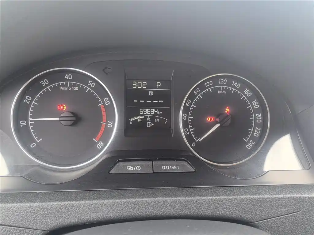 Škoda Skoda Rapid Spaceback 2014 1.6L Automatic Joy Edition фото 12