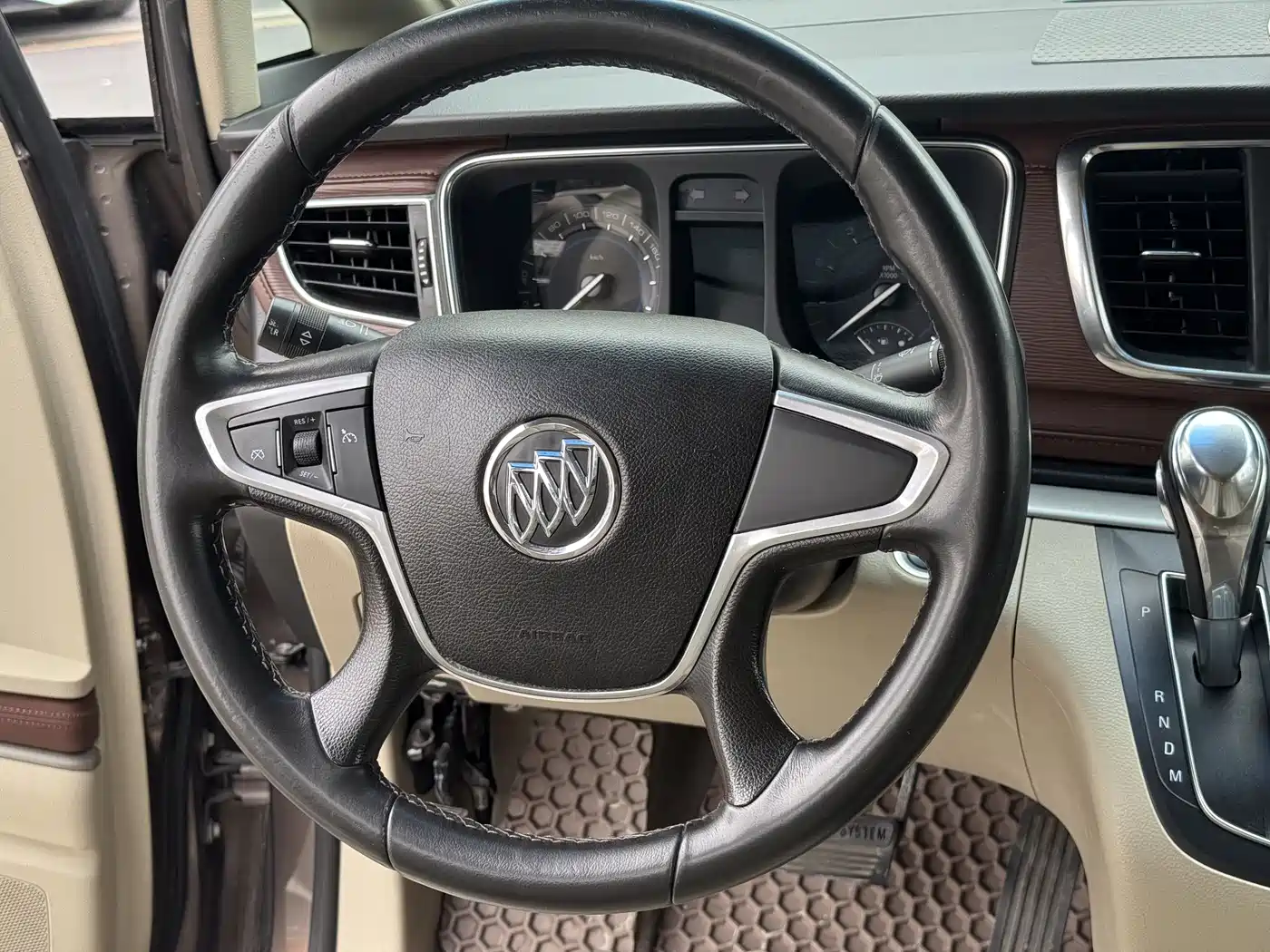 Buick GL8 2015 2.4L Luxury Business Exclusive Edition фото 24