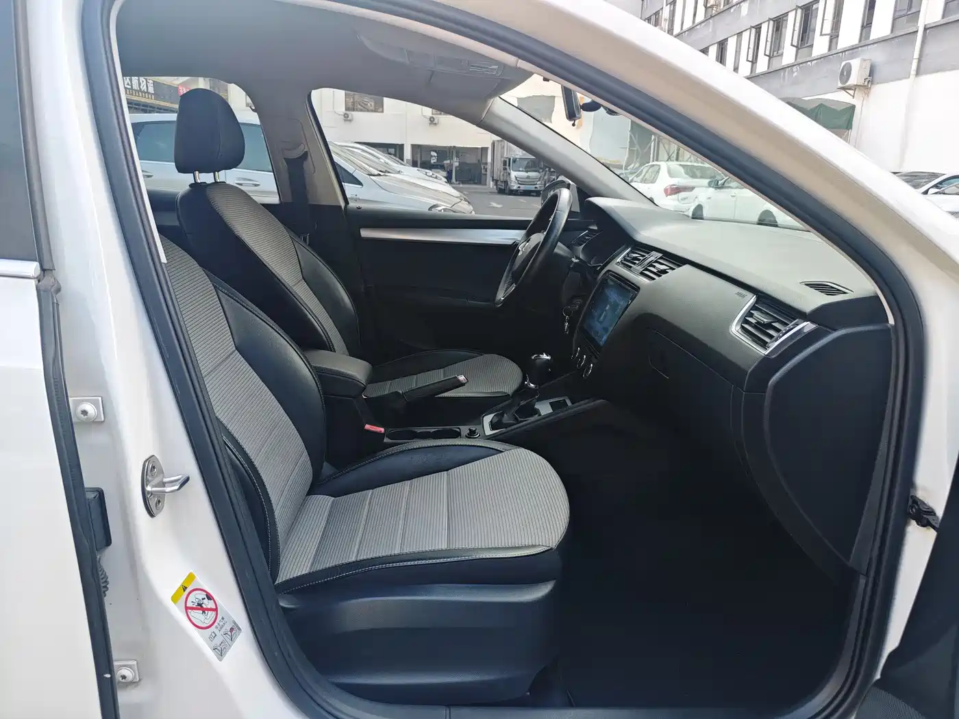Škoda Octavia 2017 1.6L Automatic Pioneer Edition фото 13
