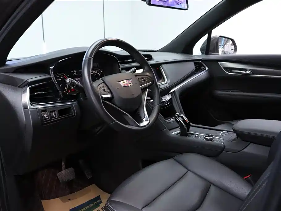 Фото 10 - Cadillac XT6