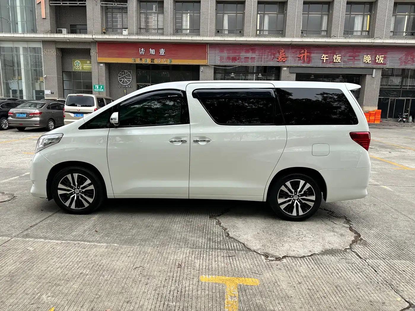 Toyota Alphard 2011 3.5L Luxury Edition фото 7
