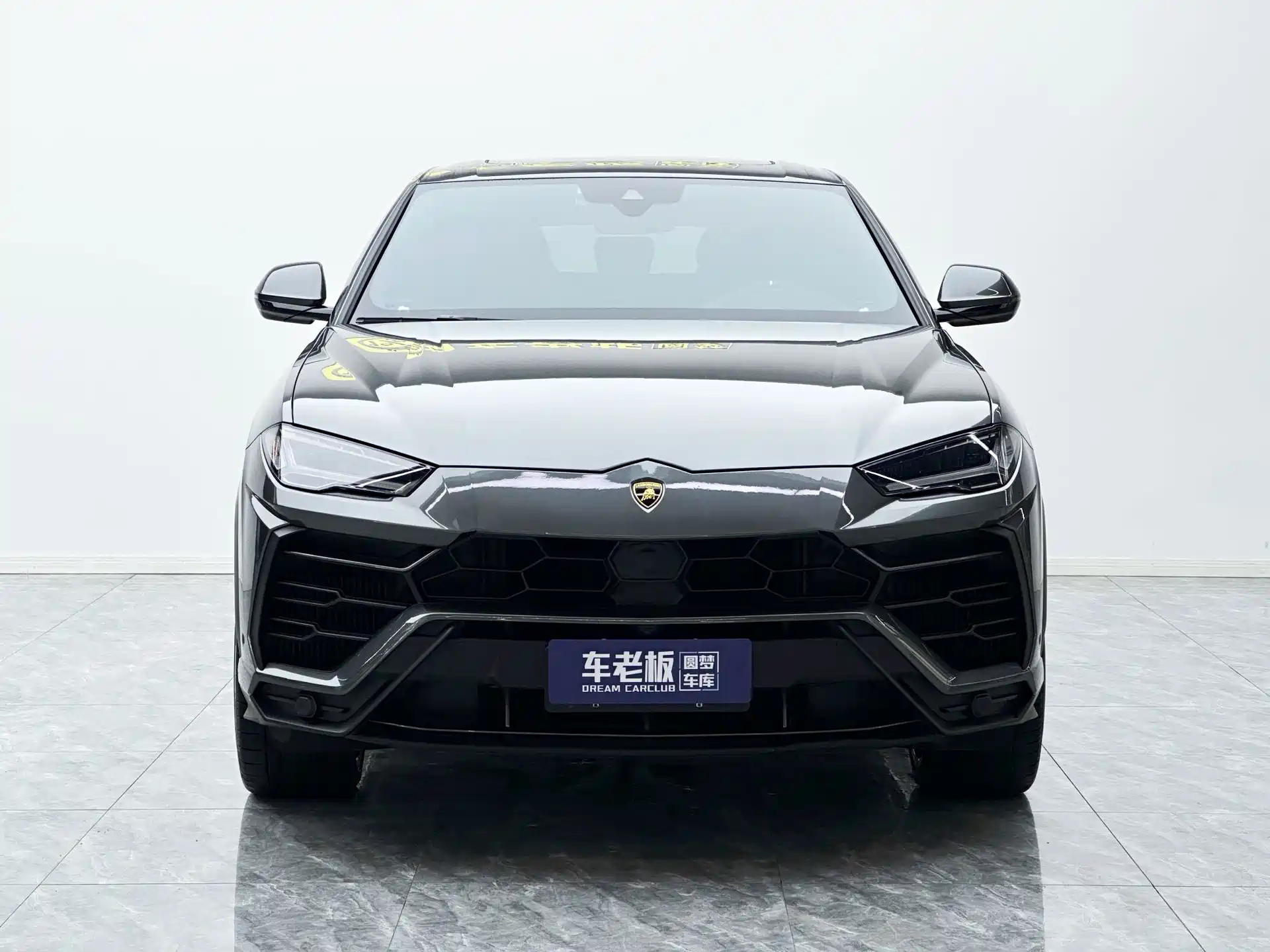 Фото 2 - Lamborghini Urus
