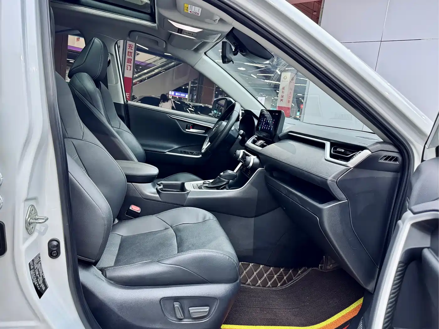 Toyota Wildlander 2023 Hybrid 2.5L E-CVT AWD Premium Edition фото 17