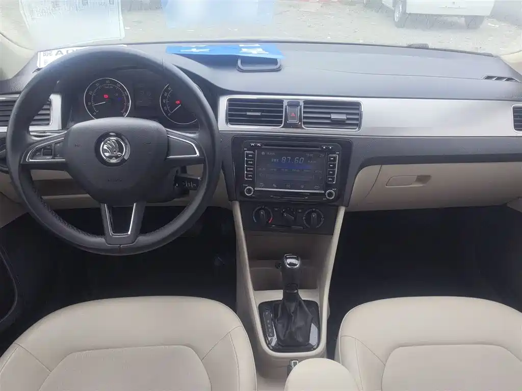 Škoda Skoda Rapid Spaceback 2014 1.6L Automatic Joy Edition фото 10