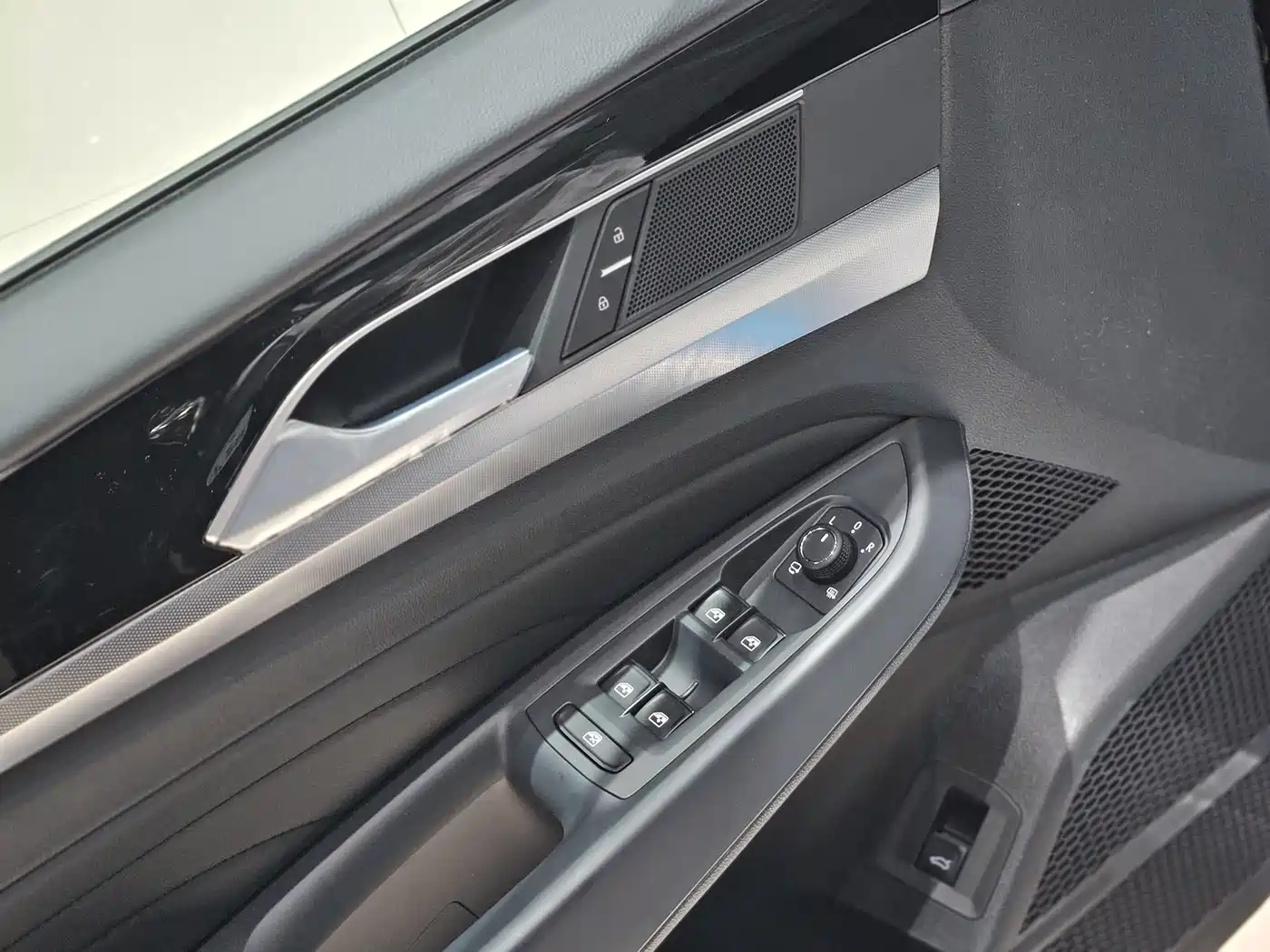 Volkswagen Passat 2025 Outstanding 330TSI Starlight Elite Edition фото 9