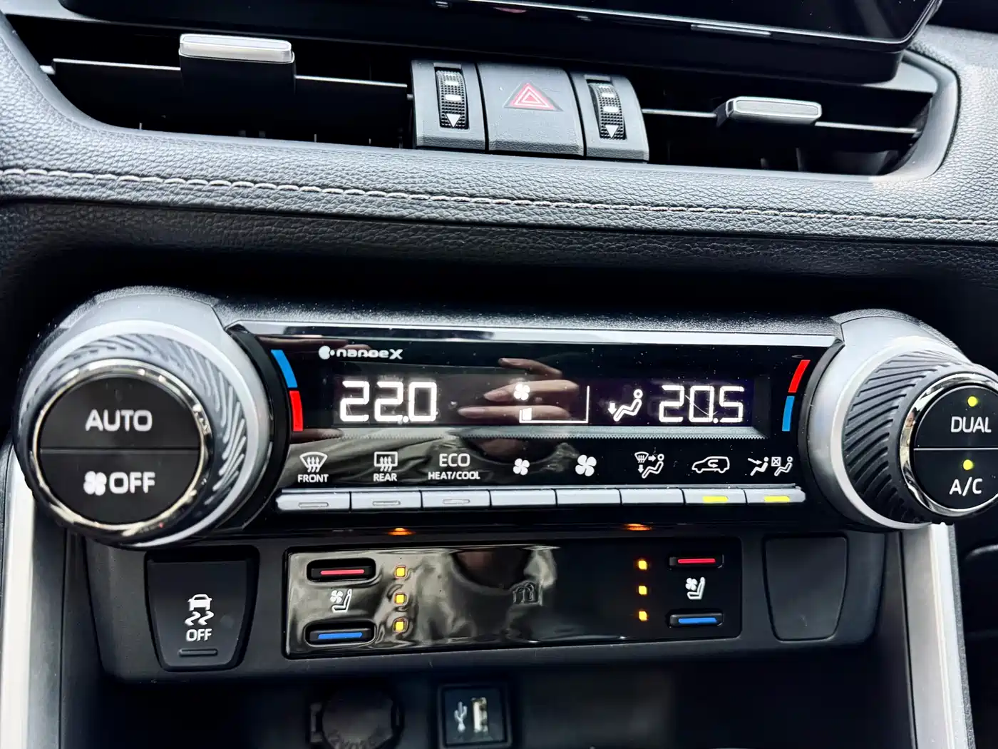 Toyota Wildlander 2023 Hybrid 2.5L E-CVT AWD Premium Edition фото 15