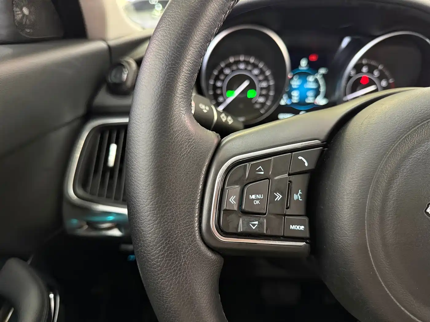 Фото 9 - Jaguar E-PACE