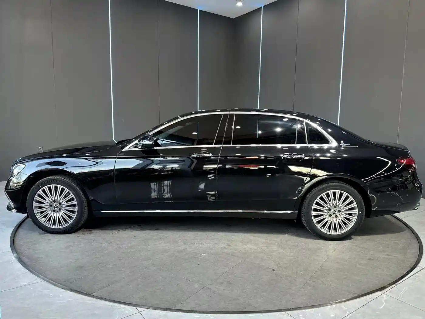 Mercedes-Benz E-Class 2023 E 300 L Fashion фото 4