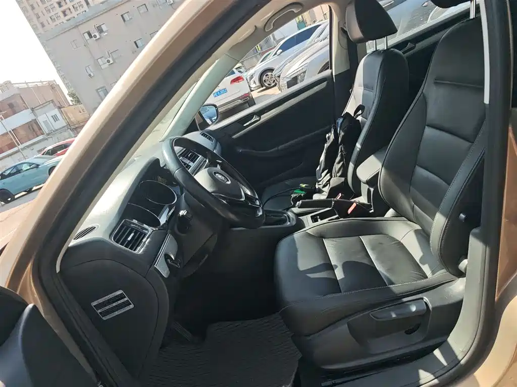Volkswagen Sagitar 2015 1.6L Automatic Comfort фото 8