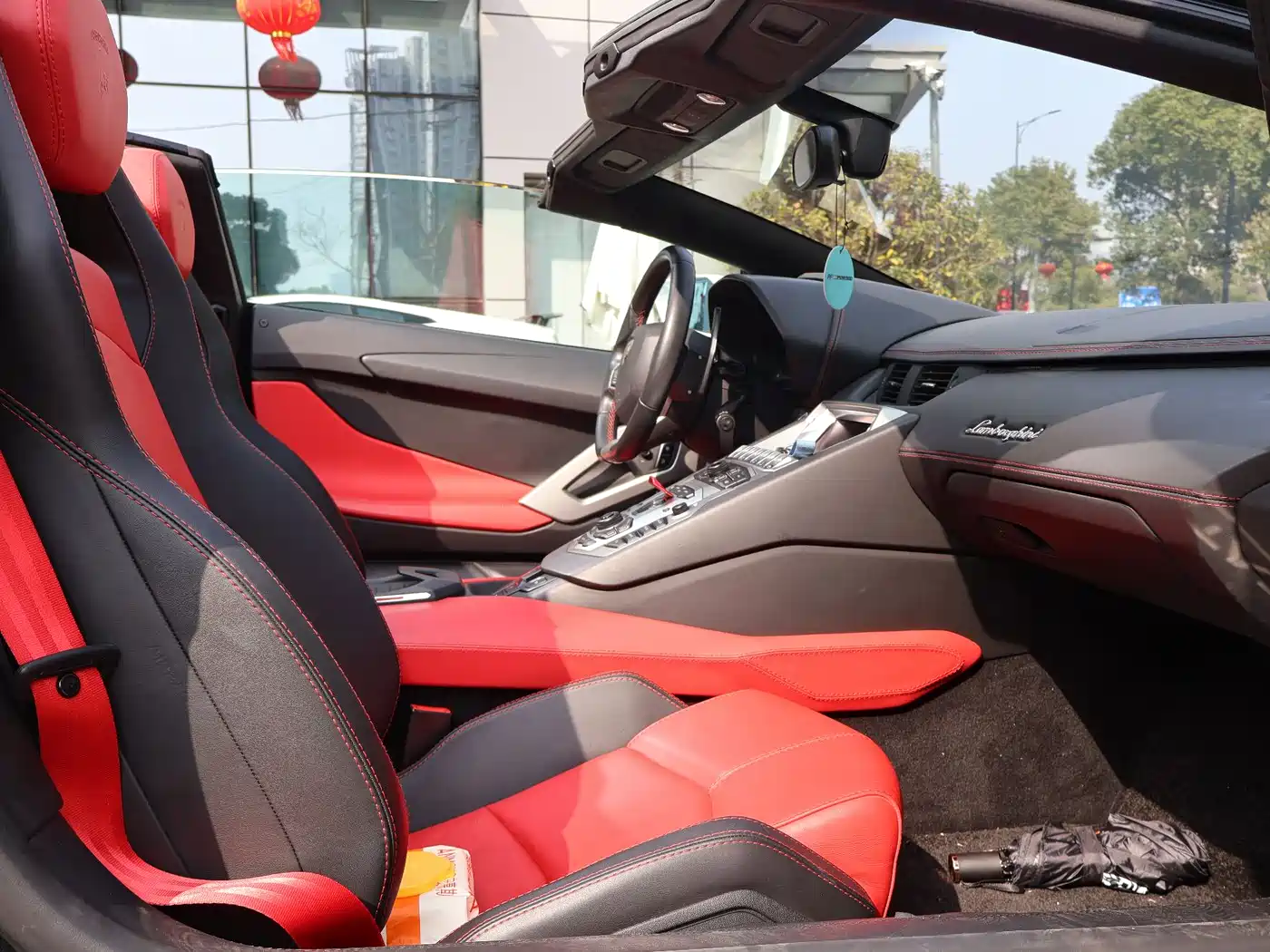 LAMBORGHINI AVENTADOR