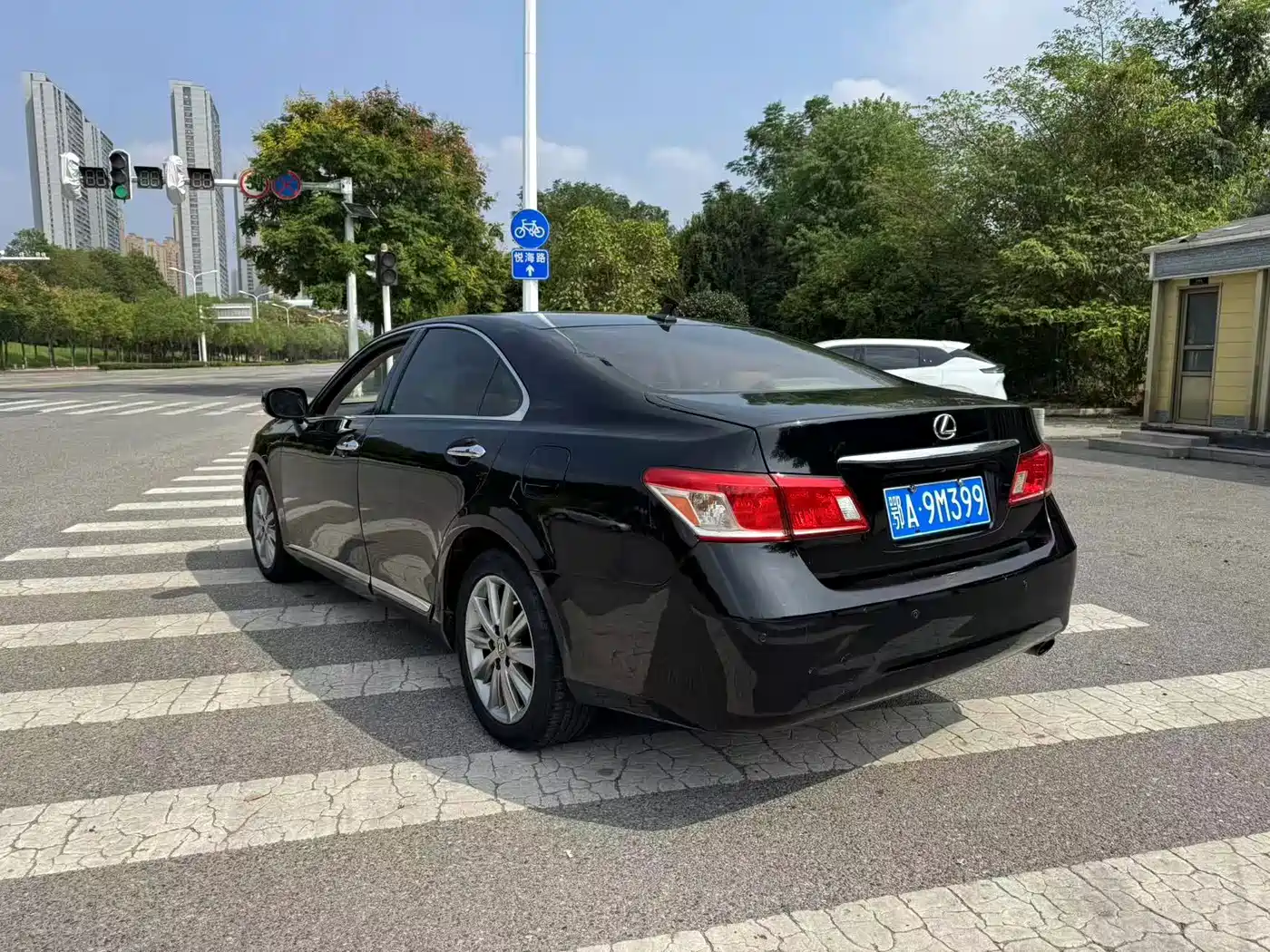 Фото 9 - Lexus ES