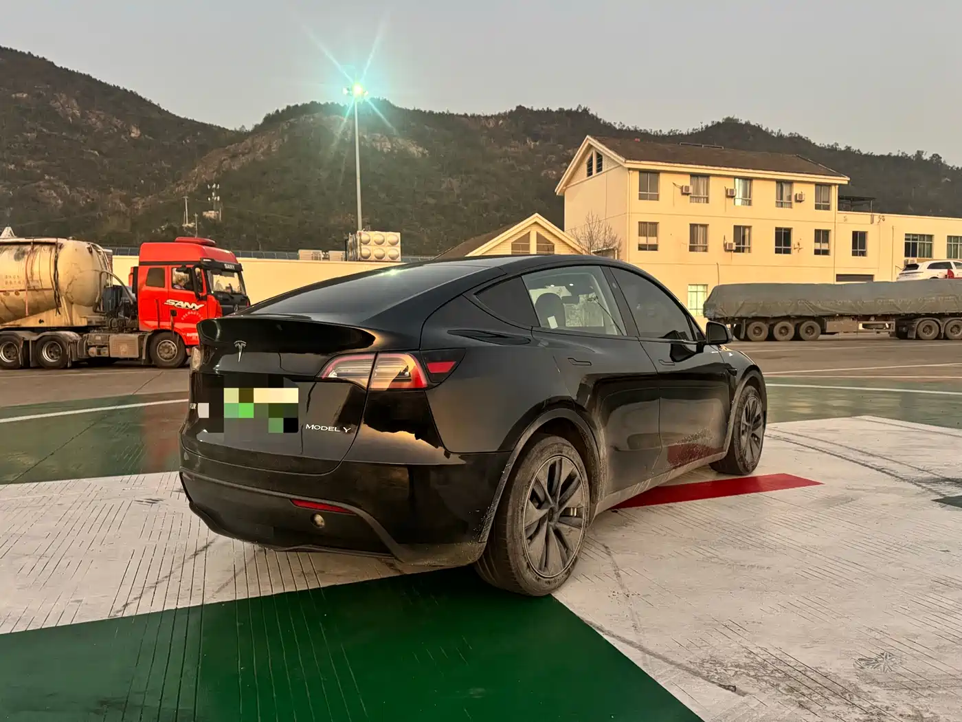 TESLA MODEL Y